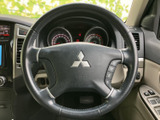 手元にスイッチを備え、運転姿勢を大きく変えずに各種操作へアクセスしやすい仕様です。握りやすい形状で、運転中の視線移動を抑えながら扱いやすいのも魅力です。