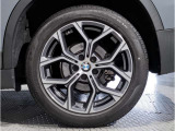 【BMWアロイホイル】軽量かつ強度に拘ったアロイホイル。走行性能ポテンシャルを引き出す設計。車の足元を引き締めてくれる大きなポイントはアロイホイルです。