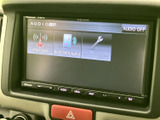 FM/AMやBluetoothオーディオなどを選べる画面を備え、音源の切り替えや各種設定を確認しやすい構成です。日々の移動で使いやすい装備となっています。