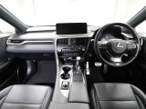 上質で落ち着いた印象のインパネ。視界も広々で運転しやすいです。