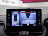 パノラミックビューモニター付きです。車両を上から見たような映像をディスプレイオーディオ画面に表示。運転席からの目視だけでは見にくい、車両周辺の状況をリアルタイムでしっかり確認できます。