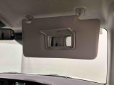 ちょっとした身だしなみチェックができるバニティミラー付きサンバイザー(運転席・助手席)が付いてます。運転席側にはチケットフォルダー付き。