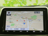 道路や周辺施設が表示された地図を確認でき、現在地を見ながら目的地の設定や地点登録を行えます。画面下部の案内項目から、必要な情報を選びやすい構成です。