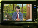 画面にはテレビ番組が表示され、停車中の休憩時間などに映像をお楽しみいただけます。大きく見やすい画面で、車内で過ごすひとときに便利な装備です。ご利用時は停車してご覧ください。