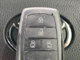 【キーレス】少し離れた場所からでもボタン一つでドアの開錠・施錠ができるのでとっても便利!ドアの鍵穴周りに傷をつけることもありません♪