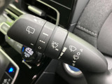 レバー上の表示から各操作の目安を確認でき、機能を把握しやすい配置です。手元で操作を切り替えられるため、天候が変わった際にも必要な操作を選びやすく、日常の運転をサポートします。