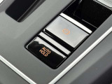 スイッチひとつで作動するエレクトロニックパーキングブレーキ。オートホールド機能で停止時のドライバー負担を軽減します。