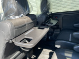 【シートバックテーブル】席背面には格納式のテーブルを装備。ちょっとした荷物が掛けられて便利なコンビニフック付です!