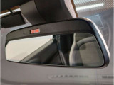 【ETC機能付防眩ミラー】BMWのルームミラーは、ETCと一体型でございます。ミラーは防眩機能付きですので、後方車両のヘッドライトの明かりをカット致します。