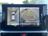 パノラミックビューモニター付きです。車両を上から見たような映像をディスプレイオーディオ画面に表示。運転席からの目視だけでは見にくい、車両周辺の状況をリアルタイムでしっかり確認できます。