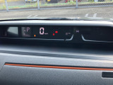 速度やシフト位置などの情報がデジタル表示され、運転中に確認したい項目をまとめて把握できます。表示の位置も見渡しやすく、必要な情報をさっと確認しながら日々の運転にお役立ていただけます。