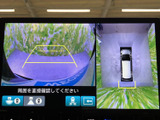 後方映像に加えて車両周囲の状況も画面で確認でき、駐車時の安全確認をサポートします。ガイドラインも表示されるため、後退時に車の位置を把握しやすい構成です。