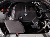 【BMWエンジン】革新的なガソリン・エンジン・テクノロジーによる高性能かつ高効率。レスポンスの良いパワーを発揮。常にスムーズな吸気を実現しアクセル開度にダイレクトに反応しドライビングを楽しく演出。