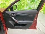 窓越しに周囲を見渡しやすく、運転席からの乗り降りもスムーズです。手元にまとまったスイッチ類やドアポケットを備え、日々の小物を置く場所としても使いやすい造りになっています。