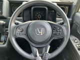 握りやすい形状に加え、左右に手元操作用のスイッチを備えています。運転姿勢を大きく変えずに各種操作へアクセスでき、日常の運転を便利にサポートしてくれます。