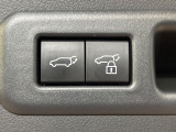 【パワーバックドア】スマートキーや運転席のボタンを押すだけでリアゲートが自動で開閉します!荷物を持っている時や、高い位置にあるバックドアを閉める際に便利な機能です♪