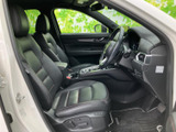 運転席と助手席にはヘッドレスト付きのシートを備え、座面や背もたれにゆとりを感じる室内です。前方や左右を見渡しやすいレイアウトで、乗り降りもしやすく、日々の移動を快適に過ごせます。
