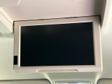 【フリップダウンモニター】大画面モニターで後席でもエンタメをお楽しみいただけます。小さなお子様にも大人気の装備です♪