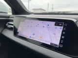 【MMIパッセンジャーディスプレイモニター】Audiの車両に搭載されている最新のインフォテインメントシステムMMIの一部で、助手席側にディスプレイを設置しております。