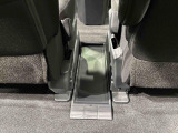 ポーチやセカンドバッグなど置くのに便利なセンターフロアートレイ。