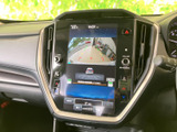 後方の映像と進路の目安を画面で確認でき、駐車時の周囲確認をサポートします。車庫入れや狭い場所での後退時に、目視とあわせて活用できる装備です。