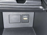 充電用USB端子付き。スマートフォンなどの充電に便利です。