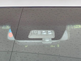 【三菱e-Assist】走行中に前方の車両等を認識し、衝突しそうな時は警報とブレーキで衝突回避と被害軽減をアシスト。より安全にドライブをお楽しみいただけます。