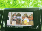 停車中にテレビ番組を視聴でき、車内で待つ時間も有効に過ごせます。画面が見やすい位置にあり、手軽に映像を楽しめる装備です。ご来店時には表示の見え方もお確かめください。
