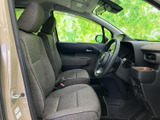 前席は背もたれと座面にゆとりを感じる形状で、運転席から前方や左右の様子を確認しやすい視界です。落ち着いた色味のシートに囲まれ、毎日の移動も心地よく過ごせそうです。