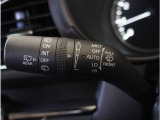 【オートワイパー機能】レバーをAUTOの位置にしているとき、レインセンサーが雨を感知すると、雨量に応じて、ワイパーが自動で作動します。