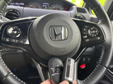 左右のスポークに各種スイッチを備え、運転姿勢を保ったまま必要な操作に手を伸ばしやすい仕様です。握りやすい形状とまとまりのある配置で、日々の運転をサポートします。
