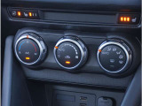 【オートエアコン】一度お好みの温度に設定すれば、車内の温度を検知し風量や温度を自動で調整。暑い&hellip;寒い&hellip;と何度もスイッチ操作をする必要はありません。快適な車内空間には必須の機能ですね。