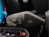 MINIの内装はとにかく『円』に拘ったデザインコンセプトが一目で伝わってきます。これほど円形に拘った車は他に御座いません。伝統のデザイン、トグルスイッチなど遊び心のある内装で御座います。