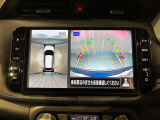 アラウンドビューモニターは真上から見下ろした様に車の周囲を表示することで、駐車時の安全性と利便性を高めます。
