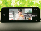 映像や番組情報を表示できる画面を備え、停車中のひとときも車内でテレビ視聴を楽しめます。表示内容を確認しながら、日常の移動に便利な装備を活用できる一台です。