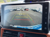 後方の映像に加えて目安となるガイド線が表示され、駐車時の後方確認をサポートします。周囲の状況を目視でも確かめながら、駐車位置を把握する際にご活用ください。画面だけに頼らず安全確認をお願いします。