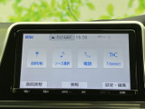 目的地やソース選択、電話などのメニューが画面上に並び、必要な項目を確認しやすい構成です。目的地設定や音楽の選択など、日々の移動をサポートする機能を備えています。