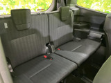 後席にも複数人が座れるシートを備え、乗車人数に合わせて活用できる室内空間です。窓から外の様子も見え、後ろに座る方も落ち着いて過ごせる雰囲気です。