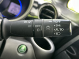 表示が見やすく、灯火類に関する機能をまとめて確認できるレバーです。運転席から手の届きやすい位置にあり、必要な操作を把握しやすい点も日常使いにうれしい装備です。