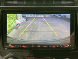 後方の映像にガイド線が表示され、駐車時の位置合わせや周囲の確認をサポート。画面で状況を確かめながら、落ち着いて駐車操作を進められます。