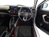 革巻きステアリングで快適な操作性の運転席です。