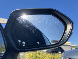 隣車線を走る車両をレーダーで検知し、ドアミラーでは確認しにくい後側方エリアに存在する車両に加え、急接近してくる車両も検知します。車両を検知するとドアミラーに搭載されたLEDインジケーターが点灯します。