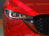 【LEDヘッドライト】明るく白い光で夜の視界を確保し、安全運転をサポート。シャープなデザインと美しい光のラインが、フロントフェイスを精悍に演出しています。