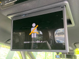 【14型有機ELフリップダウン】三列目からでも迫力のエンタメが観れる大画面フリップダウン。有機ELのモニターでは、一般的なフリップダウンよりも高コントラストでキレイな映像を楽しめます。
