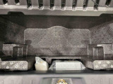 デッキボードの下には、大容量の収納ができる深底ラゲージアンダーボックス(デッキボード固定フック付き)