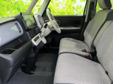 運転席からの視界は広く、運転操作もスムーズに行えます。シンプルで機能的な内装で、集中して運転に臨めます。