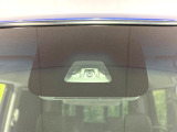 【スマートアシスト】走行中に前方の車両等を認識し、衝突しそうな時は警報とブレーキで衝突回避と被害軽減をアシスト。より安全にドライブをお楽しみいただけます。