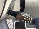 クルーズコントロール機能が付いています。 速度を設定するとアクセルを踏まなくても一定の速度で走ることができます。  高速道路ではとても便利な装置なんです。