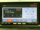 FMラジオの周波数や放送局名を画面で確認でき、選局の状況がひと目で分かります。画面下部から音源を選べるため、気分やシーンに合わせて使い分けできます。