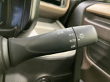 レバーには各操作位置が表示され、手元で機能を確認しやすい配置です。運転中でも表示を見ながら扱いやすく、日々の移動や周囲への合図をスムーズにサポートします。